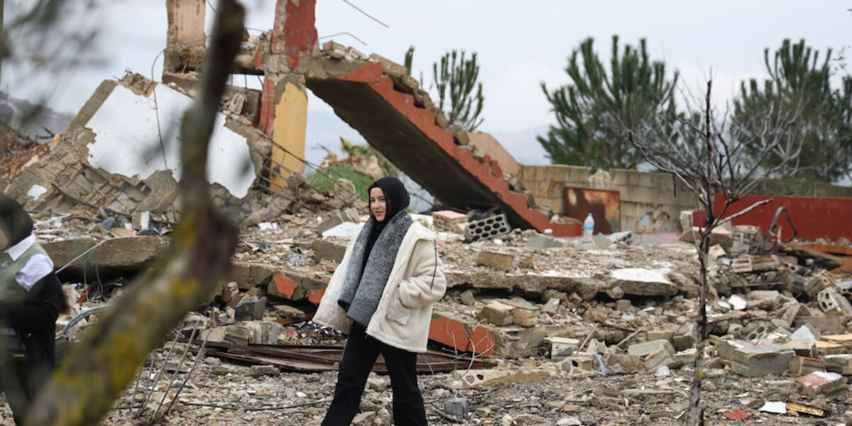 Ein libanesisches Mädchen steht vor der Zerstörung ihres Hauses in der Stadt raba thalatin, nachdem Bewohner die Stadt betreten und ihre Häuser inspiziert haben | ramiz dallah/Shutterstock