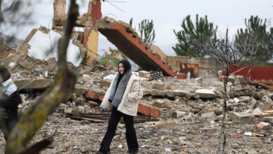 Ein libanesisches Mädchen steht vor der Zerstörung ihres Hauses in der Stadt raba thalatin, nachdem Bewohner die Stadt betreten und ihre Häuser inspiziert haben | ramiz dallah/Shutterstock