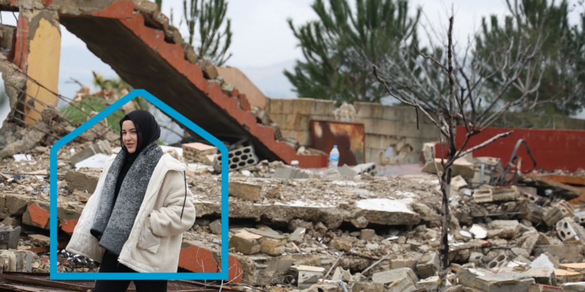 Ein libanesisches Mädchen steht vor der Zerstörung ihres Hauses in der Stadt raba thalatin, nachdem Bewohner die Stadt betreten und ihre Häuser inspiziert haben | ramiz dallah/Shutterstock