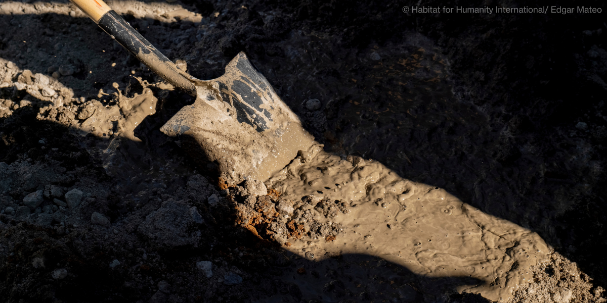 Schaufel, die Boden ausgleicht | Symbolbild einer Baustelle | Habitat for Humanity
