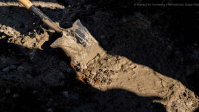 Schaufel, die Boden ausgleicht | Symbolbild einer Baustelle | Habitat for Humanity